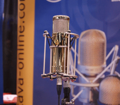 ламповый микрофон октавы в студии звукозаписи